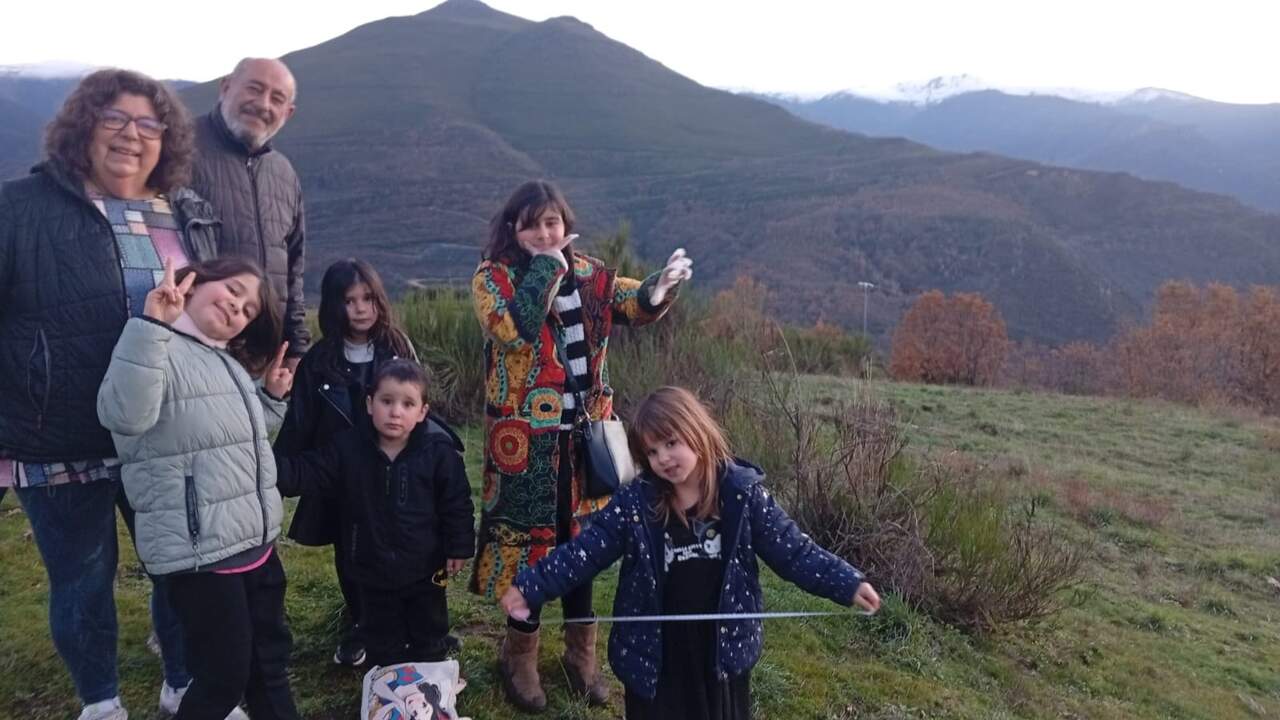 La familia de Alicia, hijos y abuelos, de excursión por el pueblo. CEDIDA.