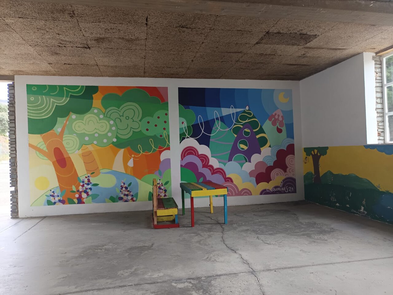 El colorido patio de la escuela unitaria de Casaio. CEDIDA.