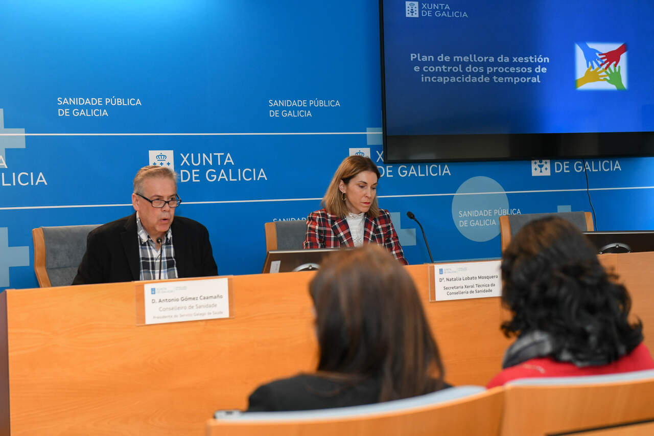 El conselleiro de Sanidade, Antonio Gómez Caamaño, y la secretaria xeral técnica, Natalia Lobato. EP