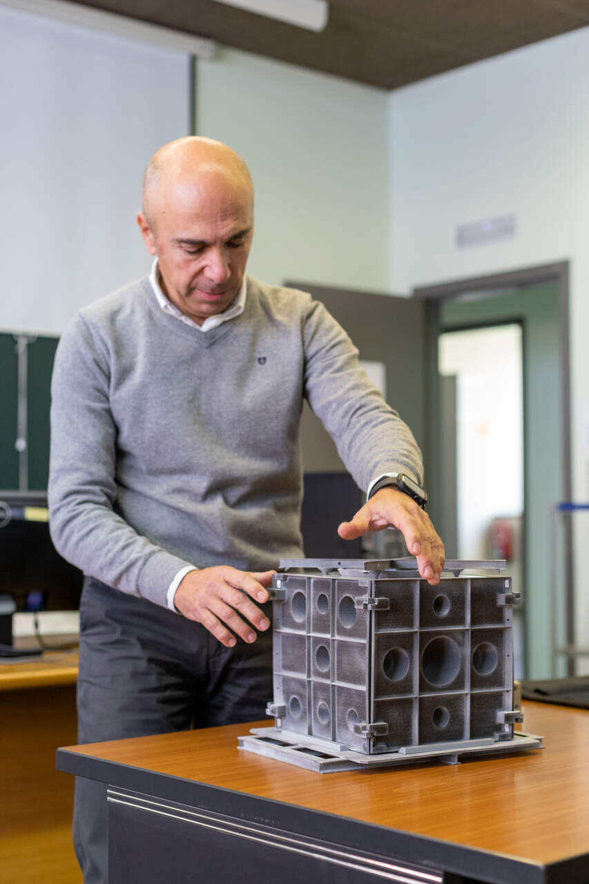 El investigador, Luis Carral.