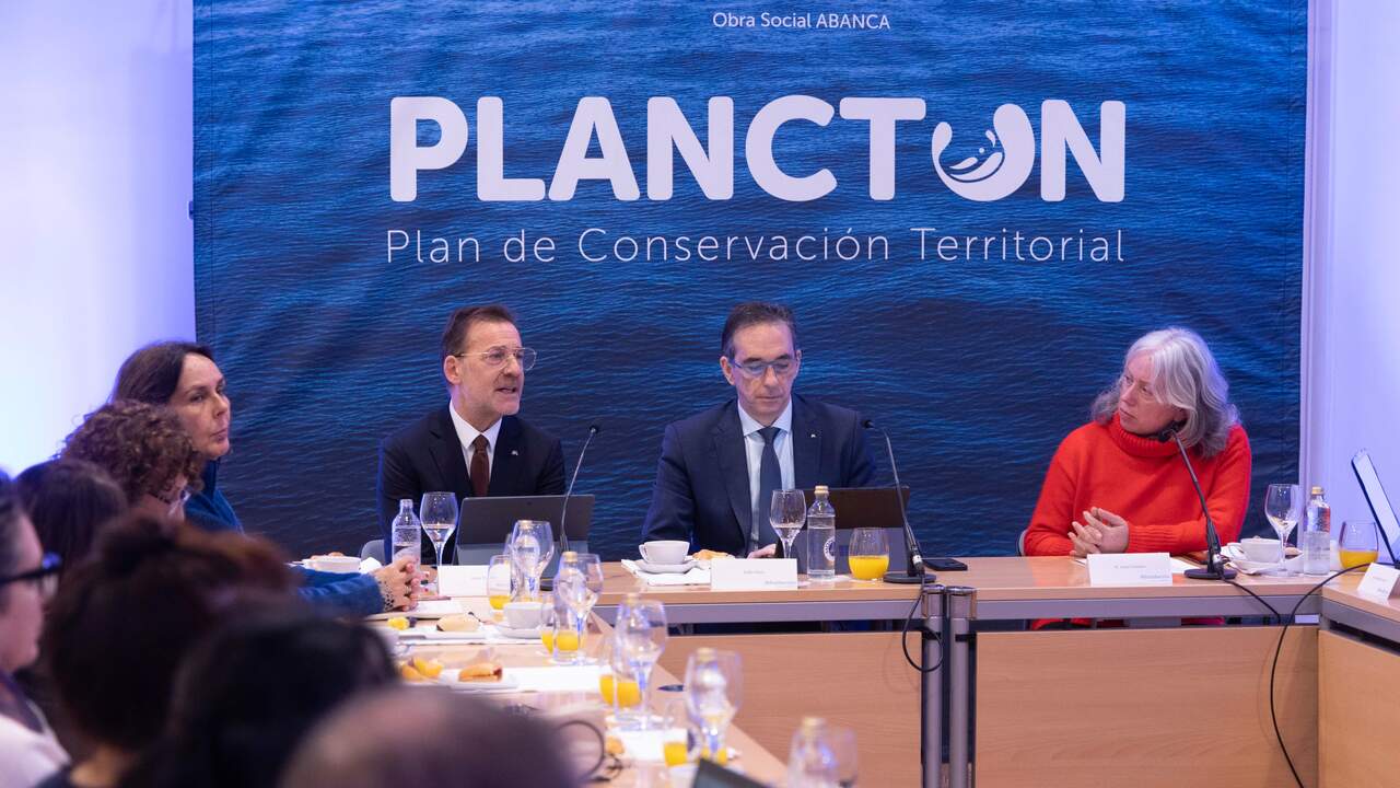 El director de Abanca Mar, Javier Fraga, el director gerente de Afundación, Pedro Otero, y la presidenta de la Federación de Redeiras Artesás, Chus González. AGN