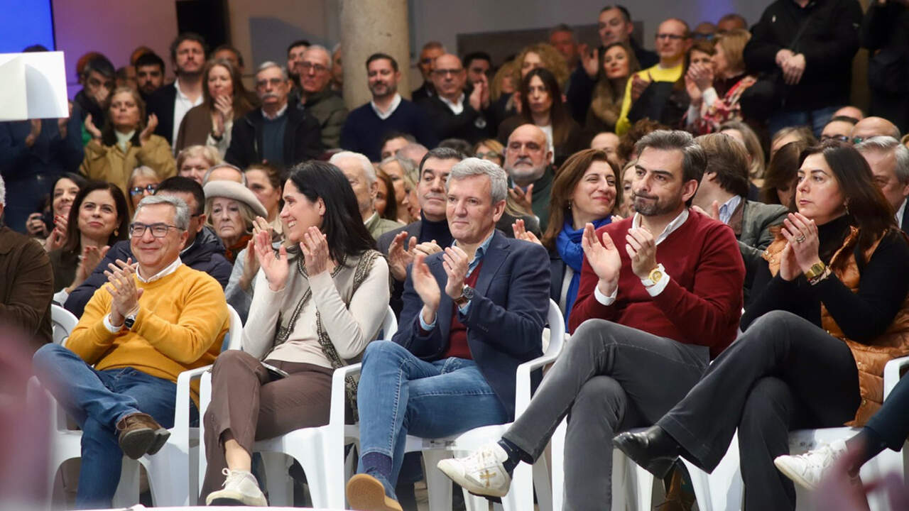 Rueda, con los presidentes provinciales del PPdeG y la secretaria general. AGN