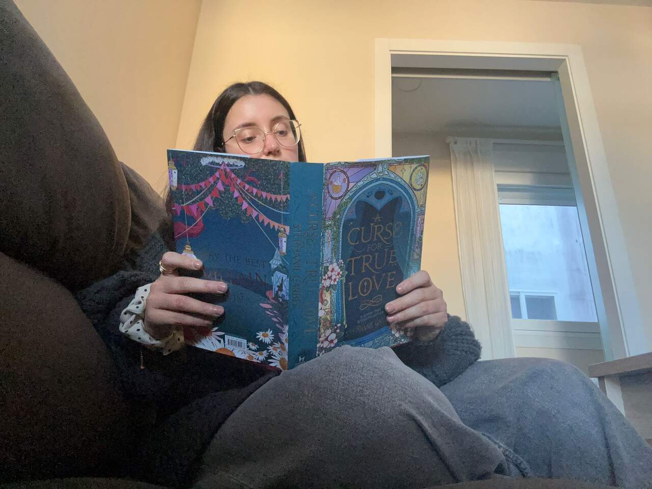 Sofía Fernández leyendo uno de sus libros favoritos. CEDIDA