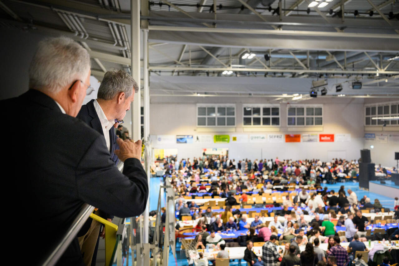 O presidente da Xunta, Alfonso Rueda, acompañado polo conselleiro de Emprego, Comercio e Emigración, José González, sauda a representantes de entidades galegas na Suíza e participa no encontro coa colectividade de Zúrich-Galicia Calidade, organizado coa colaboración da Asociación As Xeitosiñas. Pavillón Deportivo Cooperativo Unterrohr Schlieren (Schlieren)-Zürich, 14/03/26.