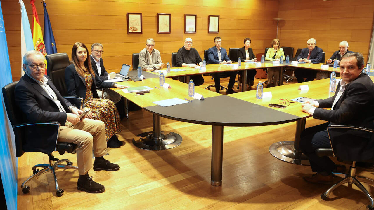 La conselleira de Medio Rural, con representantes de la industria láctea en Galicia. ARXINA