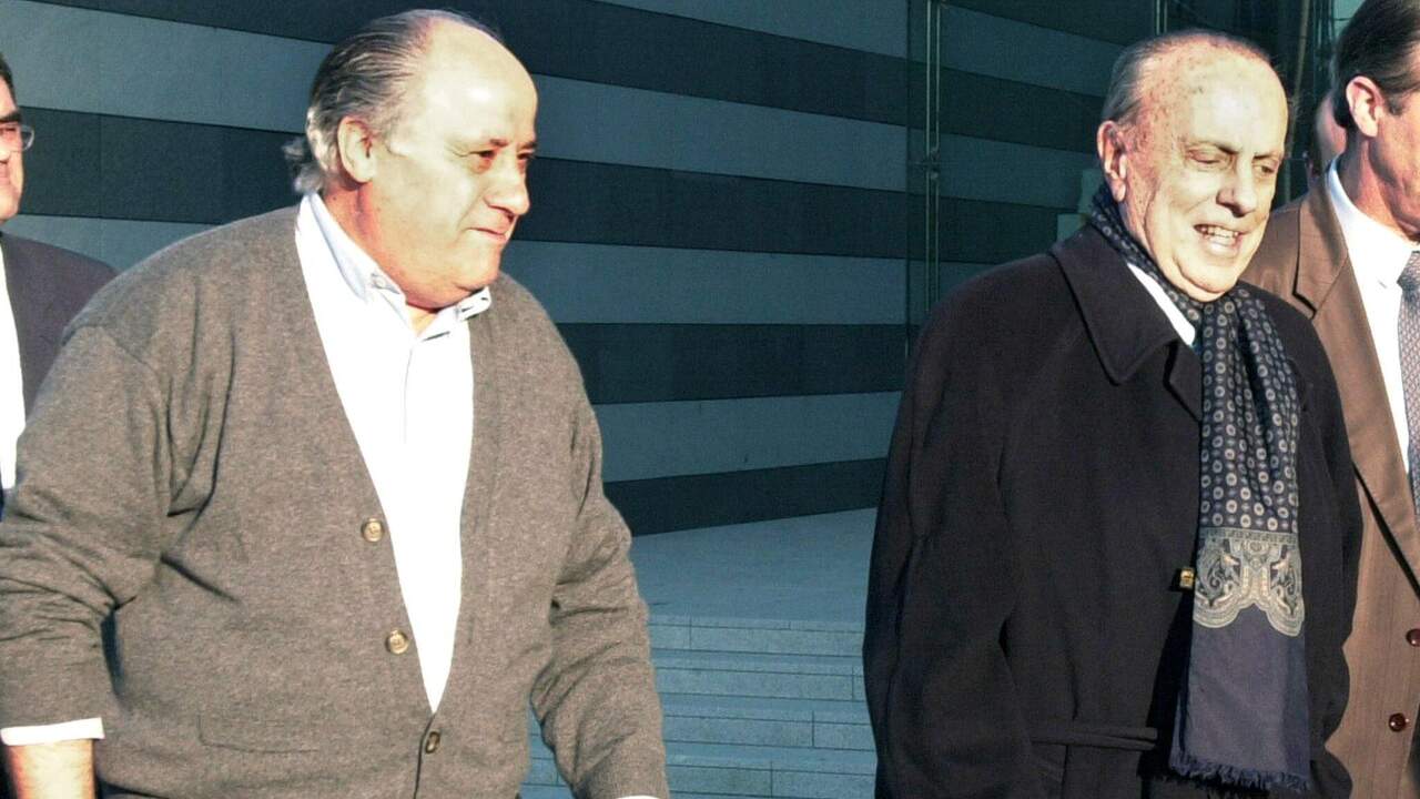 Amancio Ortega con Manuel Fraga en las instalaciones de Inditex en Sabón en 2001. TORRECILLA (EFE)