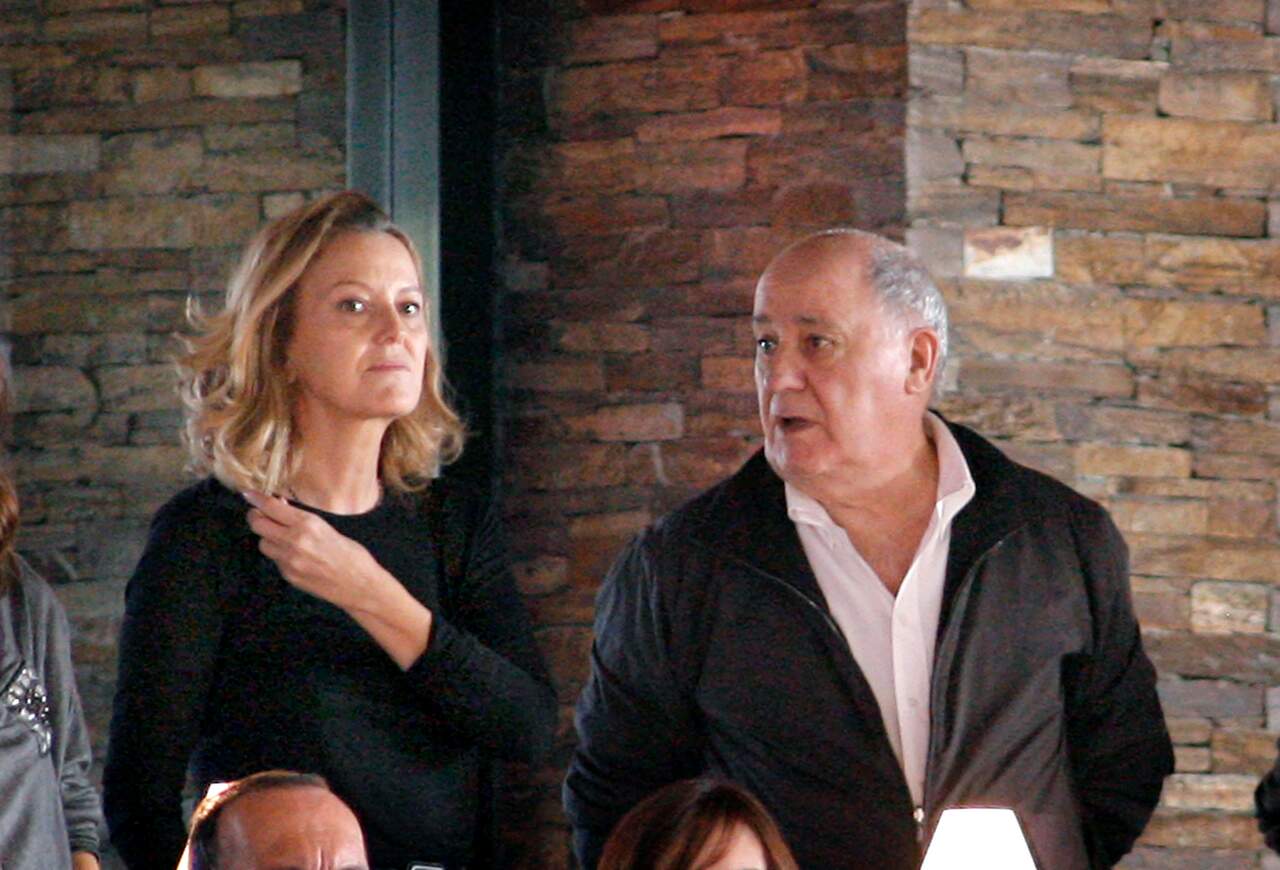 Ortega con su esposa, Flora Pérez Marcote. CALABAR (EFE)